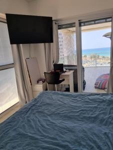 En eller flere senger på et rom på Beach front luxury apartment - managed building