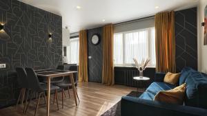 ein Wohnzimmer mit einem blauen Sofa und einem Tisch in der Unterkunft Fashion Apartment in Narva