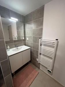 a bathroom with a sink and a mirror at Appartement élégant, 2 chambres et terrasse Rofftop in Montélimar +22 photos