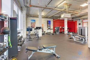 een fitnessruimte met cardio-apparatuur in een grote kamer bij Rooftop Pool - Balcony - Hollywood Beach Broad - walk in Hollywood