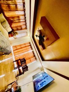 einen Blick über ein Schlafzimmer mit einem Fenster und einem Laptop in der Unterkunft Vacation House 3-Bedroom Pangasinan Oasis in Pozorrubio