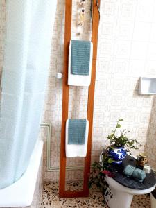 y baño con aseo, bañera y lavamanos. en Casa Natura Galicia, en Santa María La Mayor del Rosario