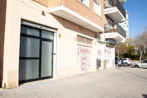 un edificio con una gran puerta con graffiti en Congresos Flat by Concept Flats, en Valencia