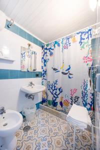 baño con lavabo y cortina de ducha en Camping Villaggio Nettuno en Nerano