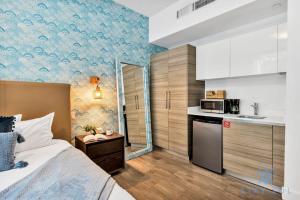 a small bedroom with a bed and a kitchen at Best Stay - Rooftop Pool & Hot Tub - Hollywood Beach in Hollywood