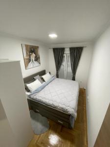um quarto com uma cama e uma fotografia na parede em Oasis of Peace em Trebinje