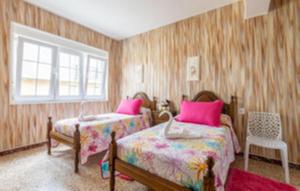 Ένα ή περισσότερα κρεβάτια σε δωμάτιο στο Casa playa Sardiñeiro INCostadaMorte