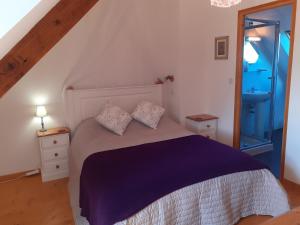 een slaapkamer met een groot bed en een spiegel bij Keranmeriet B near Pont Aven, Concarneau, beaches 15km in Melgven