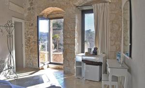 Borgo Hedone في شيكلي: حمام مع حوض ومكتب مع نافذة