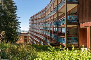 a building with balconies on the side of it at Résidence Pierre & Vacances Le Belmont in Arc 1800