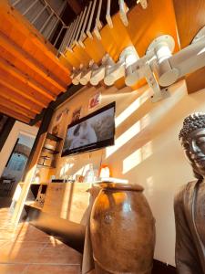 a museum with a statue and a tv on a wall at Loft Dei Lupi 260m dal Duomo FreeParking in Cremona