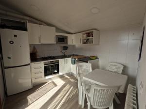 Kuchyň nebo kuchyňský kout v ubytování CA L'ENGRÀCIA