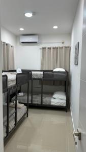 Postel nebo postele na pokoji v ubytování 103 Miami Shared Rooms for Men Central Comfortable, Affordable