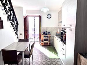 Η κουζίνα ή μικρή κουζίνα στο Casa GIOIA nel cuore di Carloforte; Wifi e AC