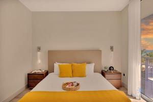 sypialnia z dużym łóżkiem z żółtymi poduszkami w obiekcie Rooftop Pool - Balcony - Hollywood Beach - Gym w mieście Hollywood