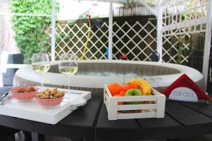 uma mesa com uma bandeja de frutas e um copo de vinho em Circeii em San Felice Circeo