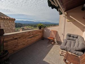 Un balcón con 2 sillas y vistas. en CA L'ENGRÀCIA en Tarrés