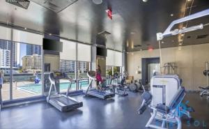 una mujer en un gimnasio con equipo cardiovascular en Spectacular View wBalcony Pool, en Hallandale Beach