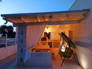 eine Terrasse mit Markise an der Seite eines Hauses in der Unterkunft Italianway - Villa Butticchio in Serranova
