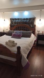 um quarto com uma cama grande com duas toalhas em Villa Anita Piriapolis em Piriápolis