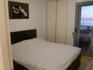 カルプにあるPlaza Mayorのベッドルーム1室(壁にスケルトン写真が描かれたベッド1台付)