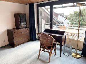 a room with a piano and a desk with a window at Ruhige 2 Schlafzimmer Wohnung Dietzenbach in Dietzenbach