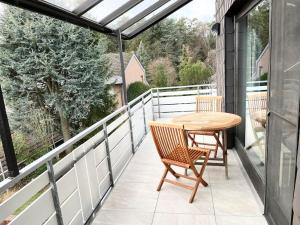 a patio with a table and chairs on a balcony at Ruhige 2 Schlafzimmer Wohnung Dietzenbach in Dietzenbach