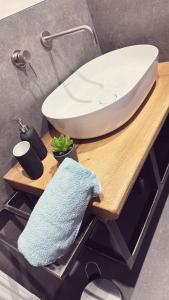 ein Badezimmer mit einem weißen Waschbecken auf einem Holztisch in der Unterkunft Heimatliebe Wohnung FÜNF in Erfweiler
