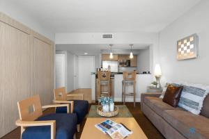 Ein Sitzbereich in der Unterkunft New Sunny Isles: Oceanview Comfort Stay
