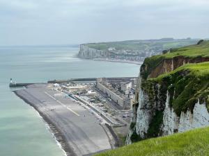 een uitzicht op een strand naast de oceaan bij Villa des Bains de Mer avec balcon et vue, terrasse 300 m plage, 2 chambres, 3 velos fournis à Mers les Bains Le Treport, petit dejeuner en option in Mers-les-Bains