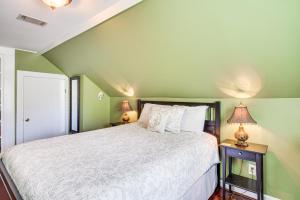een groene slaapkamer met een bed en twee lampen bij Aiken Apt with Garden-View Balcony Half-Mi to Dtwn! in Aiken