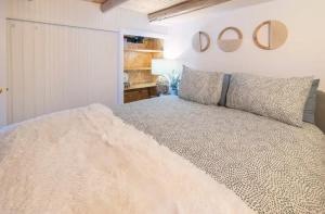 1 dormitorio con 1 cama grande y espejos en la pared en L'Oasis Zen bord de L'eau & Spa, en Nominingue
