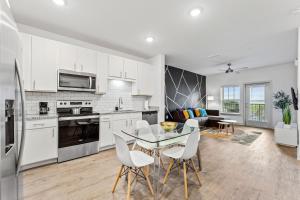 Foto Orlandos asuva majutusasutuse Complete Sleek Modern Apartment 10 Min to Parks Pets Allowed, Resort-Style Amenities galeriist