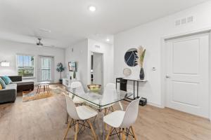 Foto Orlandos asuva majutusasutuse Complete Sleek Modern Apartment 10 Min to Parks Pets Allowed, Resort-Style Amenities galeriist
