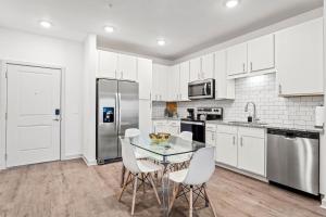 Foto Orlandos asuva majutusasutuse Complete Sleek Modern Apartment 10 Min to Parks Pets Allowed, Resort-Style Amenities galeriist
