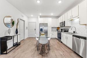 Foto Orlandos asuva majutusasutuse Complete Sleek Modern Apartment 10 Min to Parks Pets Allowed, Resort-Style Amenities galeriist