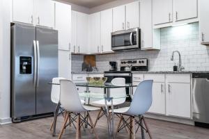 Foto Orlandos asuva majutusasutuse Complete Sleek Modern Apartment 10 Min to Parks Pets Allowed, Resort-Style Amenities galeriist