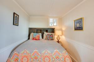 um quarto com uma cama e duas fotografias na parede em Scenic Tacoma Apartment with Deck and Fire Pit! em Tacoma