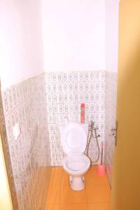 a bathroom with a white toilet in a room at Résidence reine lumière in Libreville