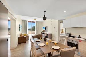una sala da pranzo e una cucina con tavolo e sedie di Front Bay View Terrace Rooftop Pool Near Beach a Hollywood