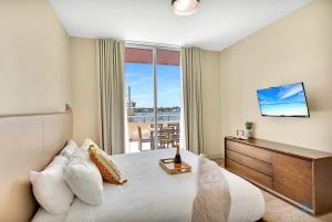 Schlafzimmer mit einem Bett und Meerblick in der Unterkunft Front Bay View Terrace Rooftop Pool Near Beach in Hollywood