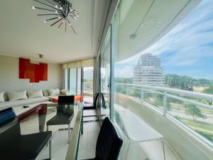 uma sala de estar com vista para uma varanda em Ocean drive 2 full amenities em Punta del Este