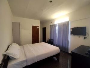 En eller flere senger på et rom på Acon Resorts