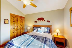 1 dormitorio con 1 cama y ventilador de techo en Cozy Mountain Retreat, en South Fork
