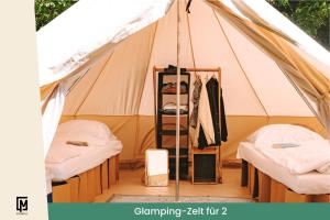 uma tenda com duas camas e um espelho em Glamping in der Zeche Ewald Herten em Herten