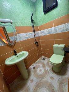 a bathroom with a sink and a toilet at O Cupidon Doré in Sali Nianiaral
