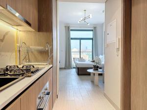 杜拜的住宿－Key View - Laya Heights，厨房配有水槽和炉灶 顶部烤箱