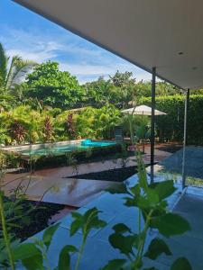 uma vista para a piscina a partir da casa em Casa Adams - Apartamentos Adams em Tamarindo