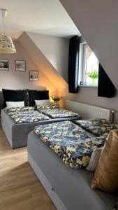 1 Schlafzimmer mit 2 Betten und einer Treppe in der Unterkunft Domki Lubiane in Brenna
