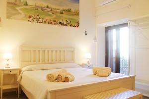 1 dormitorio con 1 cama con toallas en Circeii en San Felice Circeo